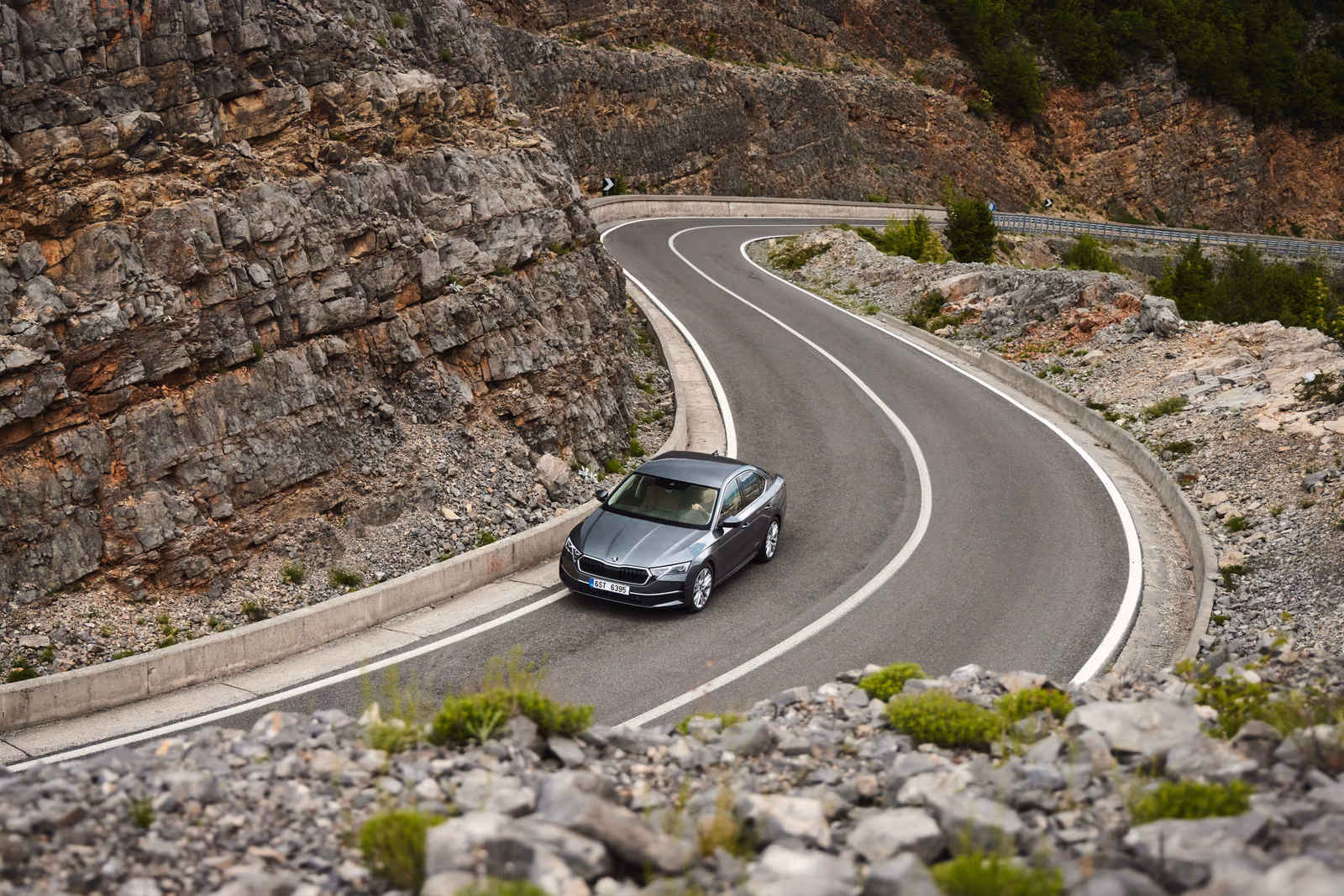 Skoda Octavia на горном серпантине
