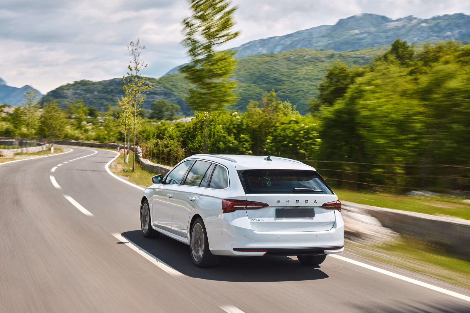 Skoda Octavia Combi сзади на трассе