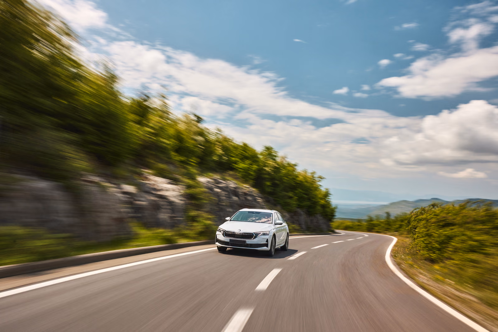 Skoda Octavia на извилистой дороге