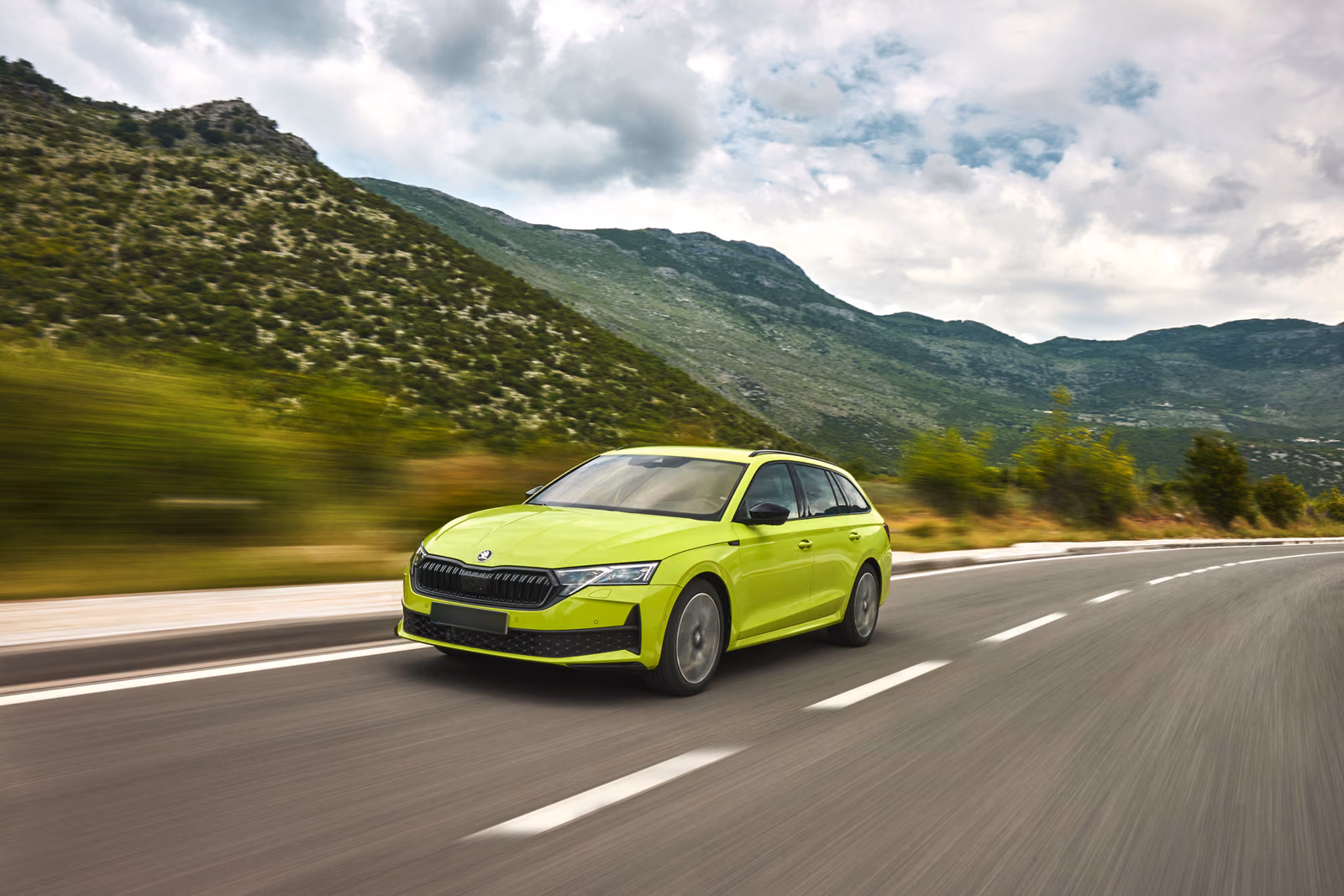 Skoda Octavia Combi в движении по горной дороге