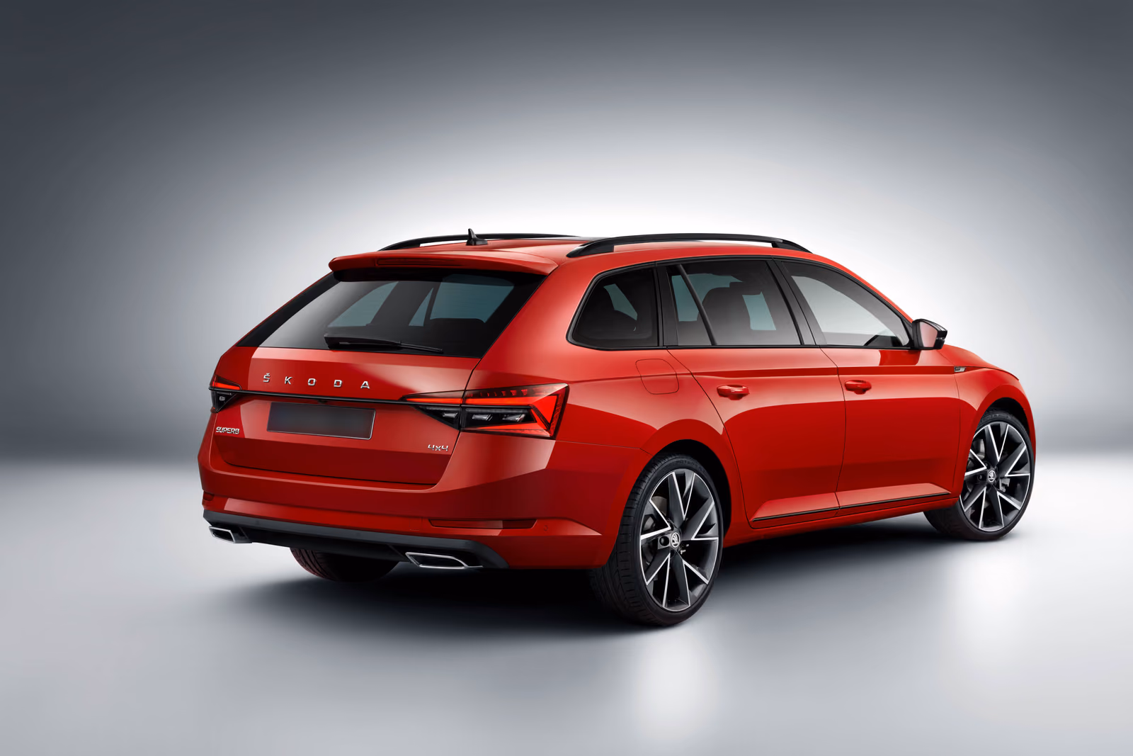 Škoda Superb Sportline, вид сзади в три четверти