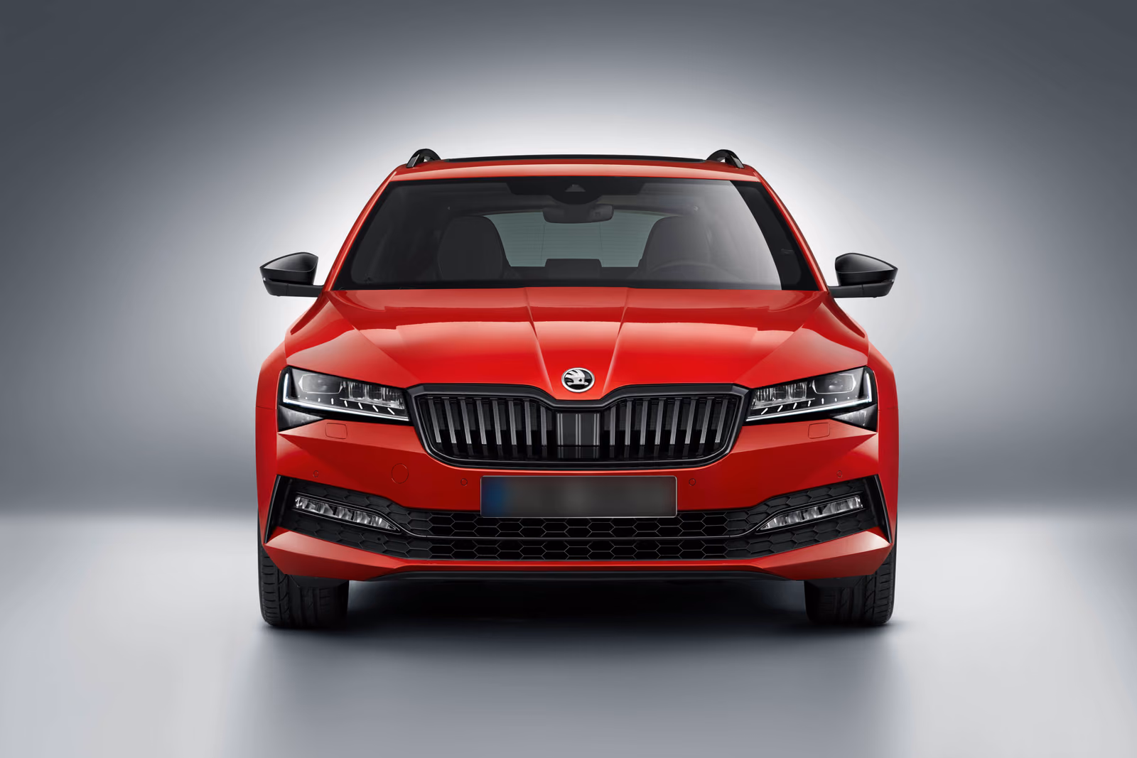 Škoda Superb Sportline, вид строго спереди