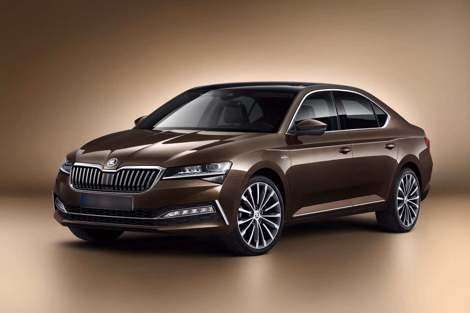 Коричневый Škoda Superb Laurin & Klement, вид спереди в три четверти