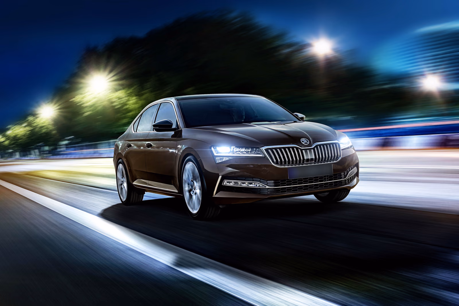 Škoda Superb в движении ночью