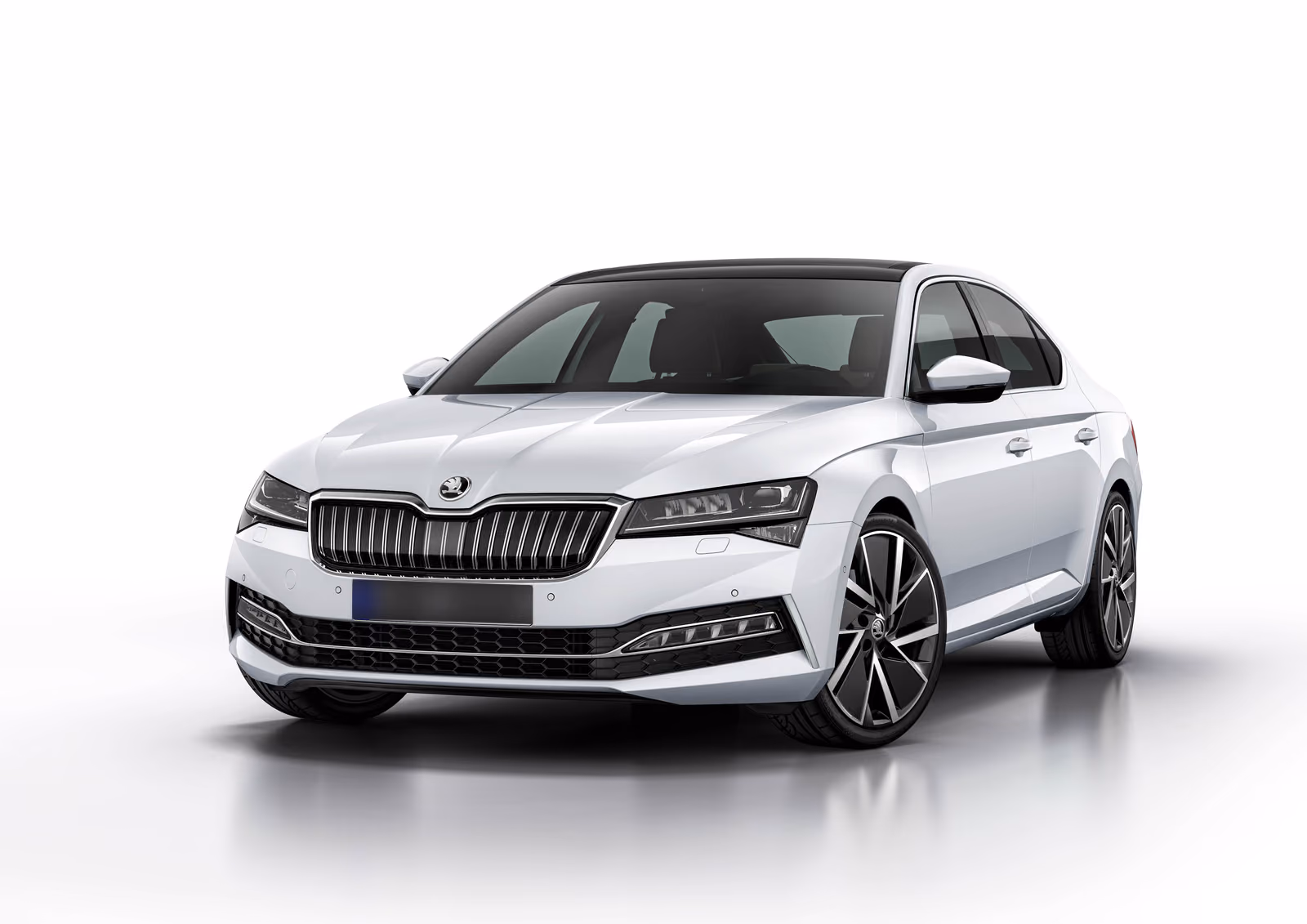 Белый Škoda Superb, вид строго спереди