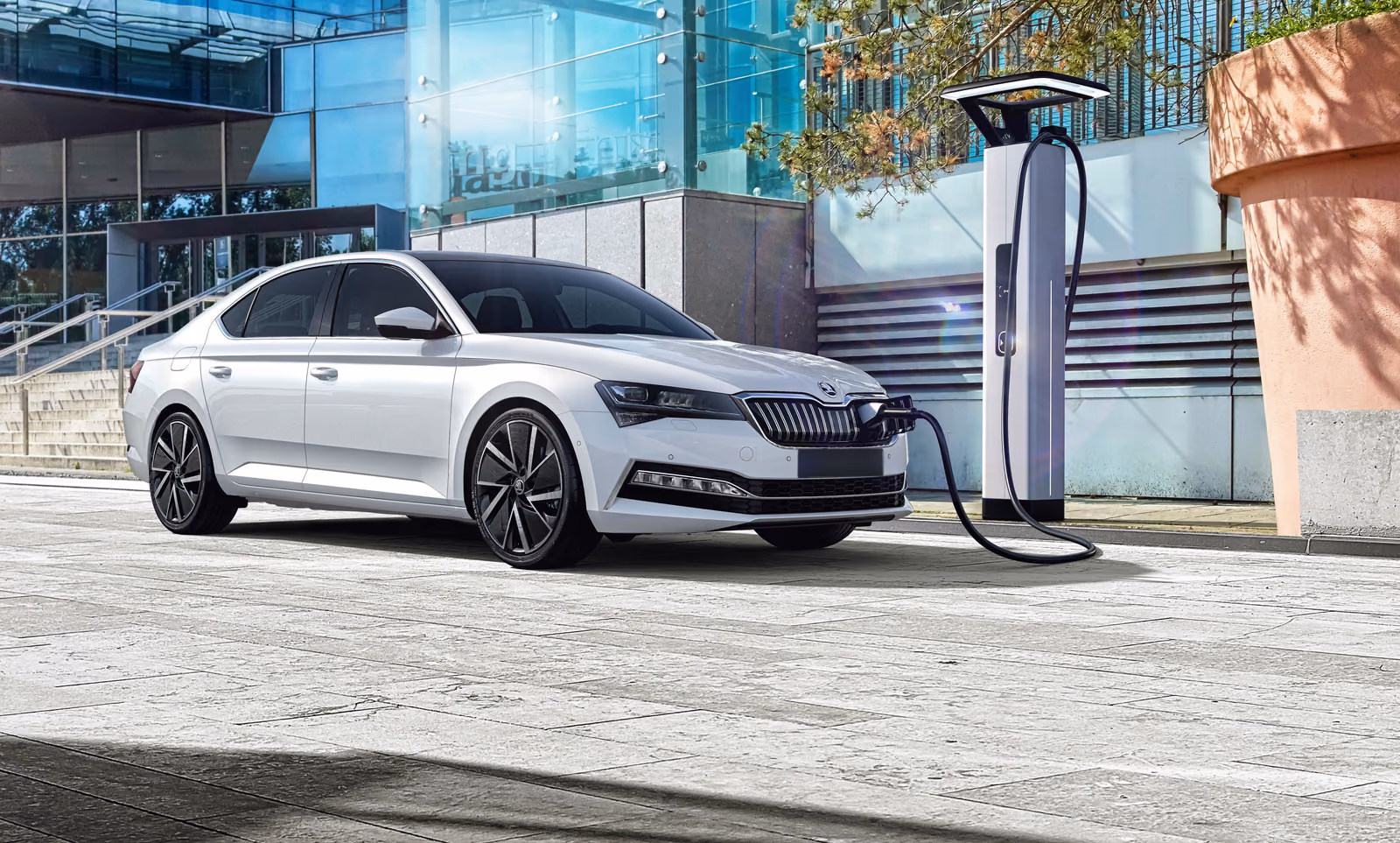Škoda Superb iV на зарядке у дома