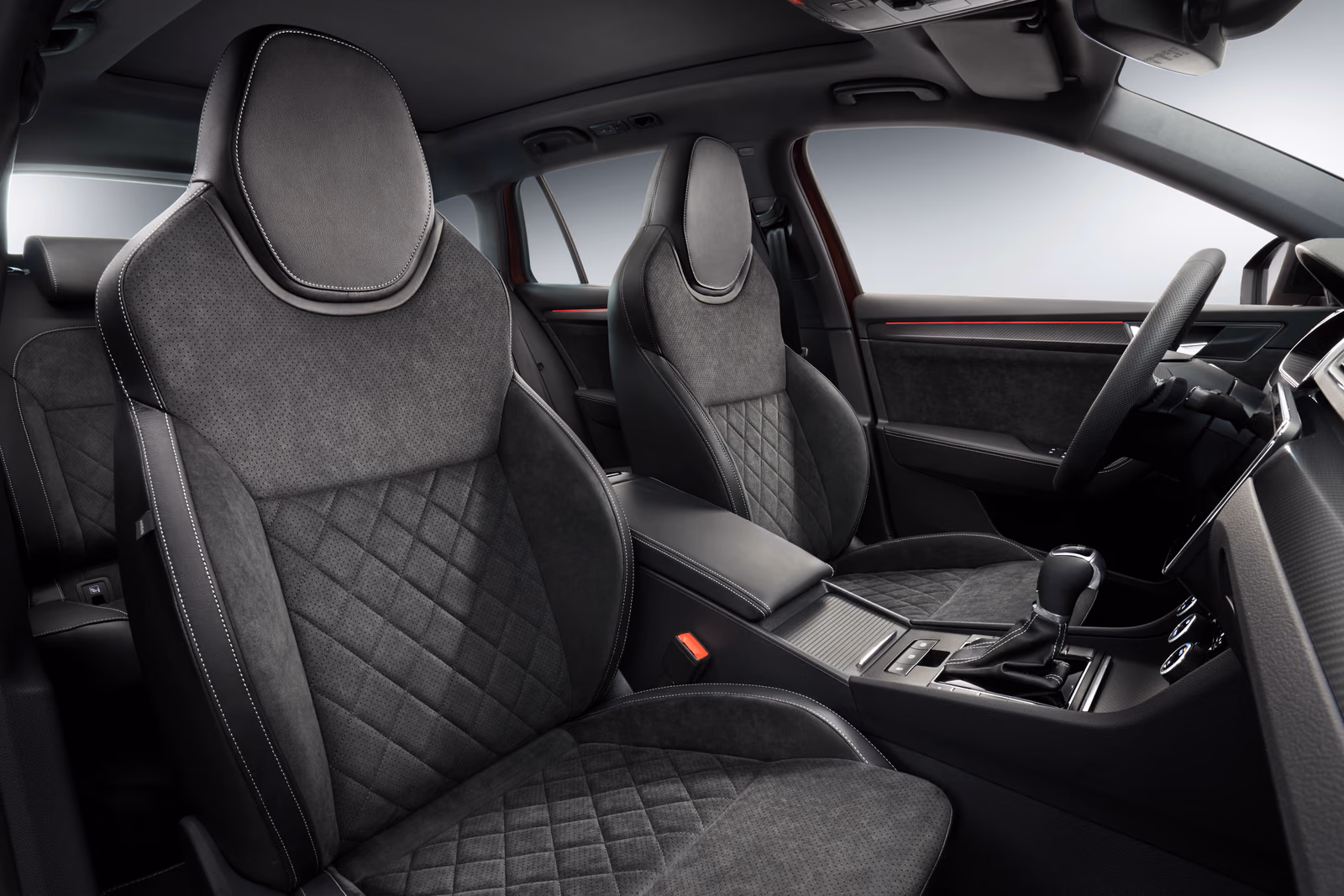 Передние кресла Škoda Superb Sportline