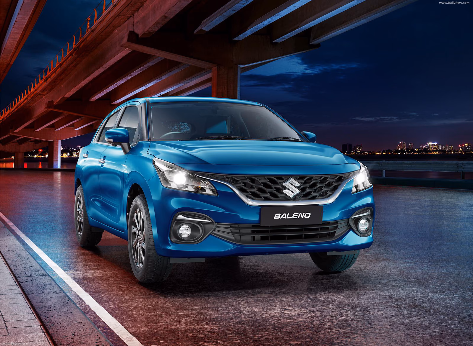 Suzuki Baleno под мостом ночью