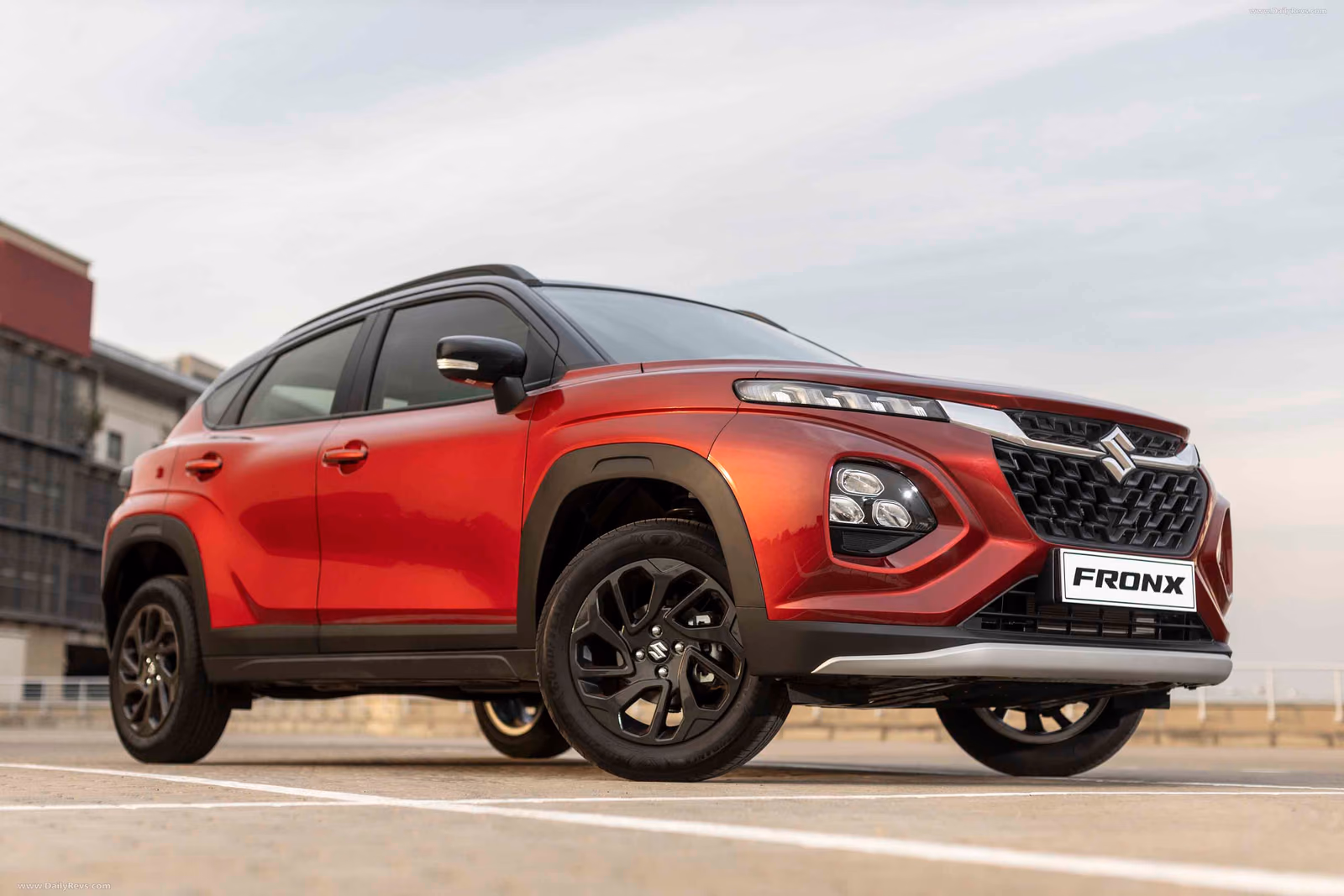 Suzuki Fronx — корма и покатая крыша