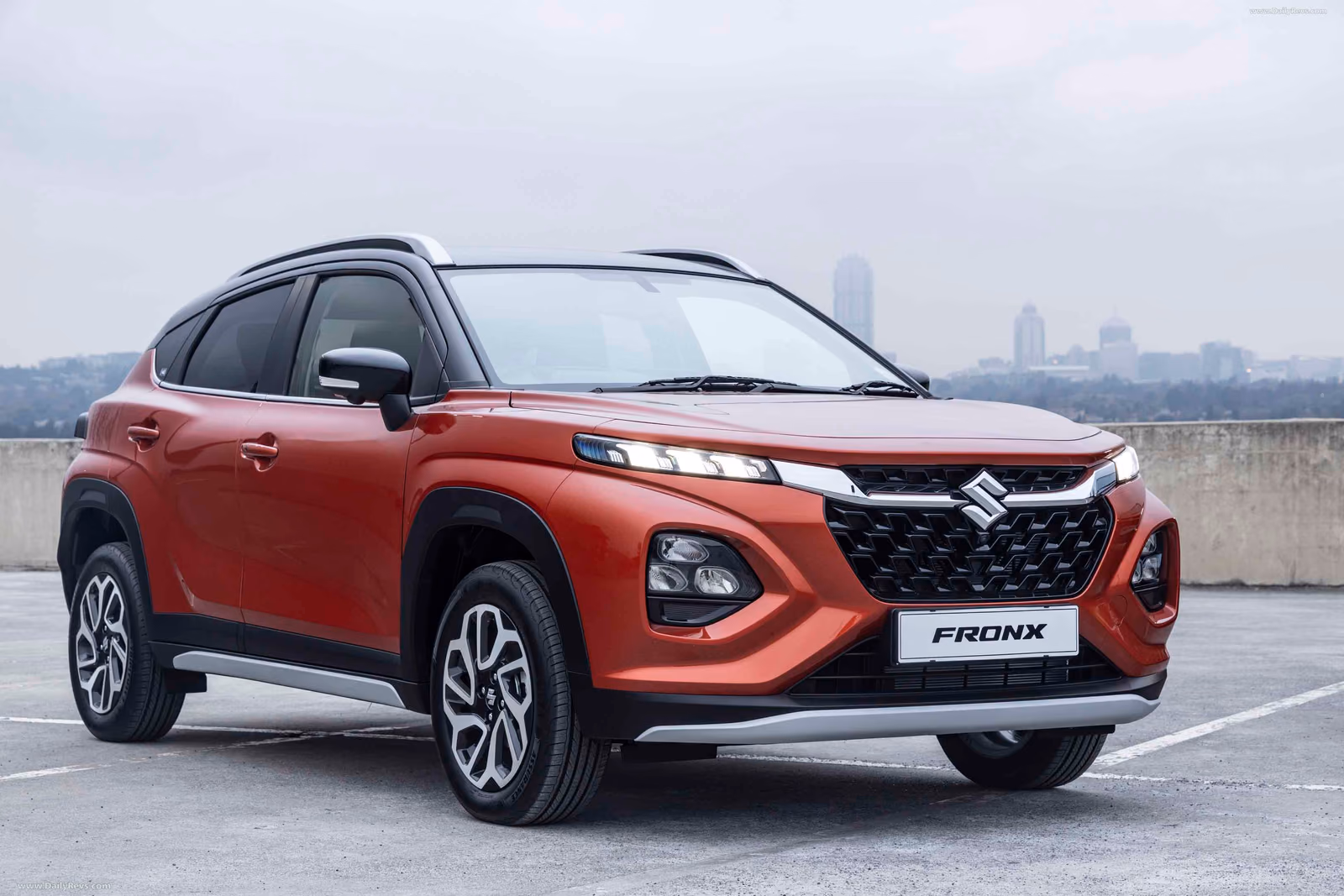 Suzuki Fronx на фоне города