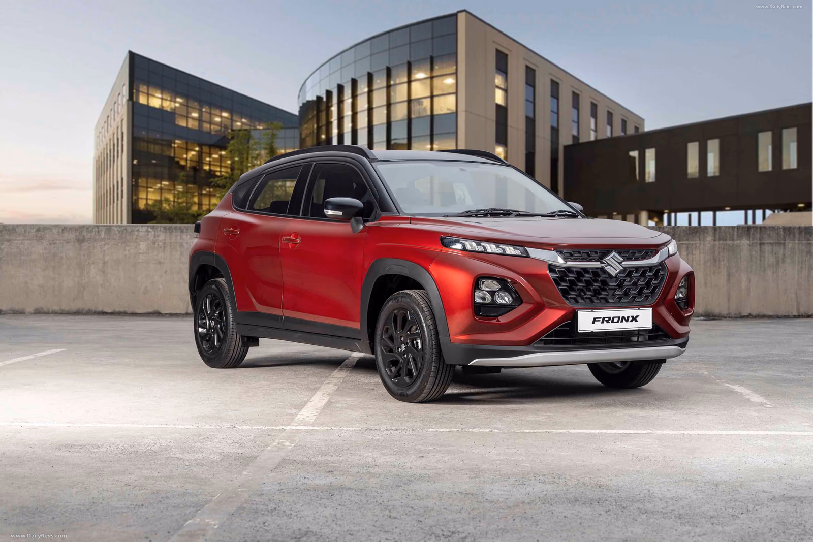 Suzuki Fronx у стеклянного здания