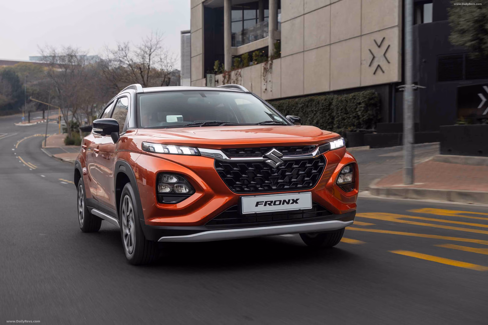 Suzuki Fronx в движении по городу