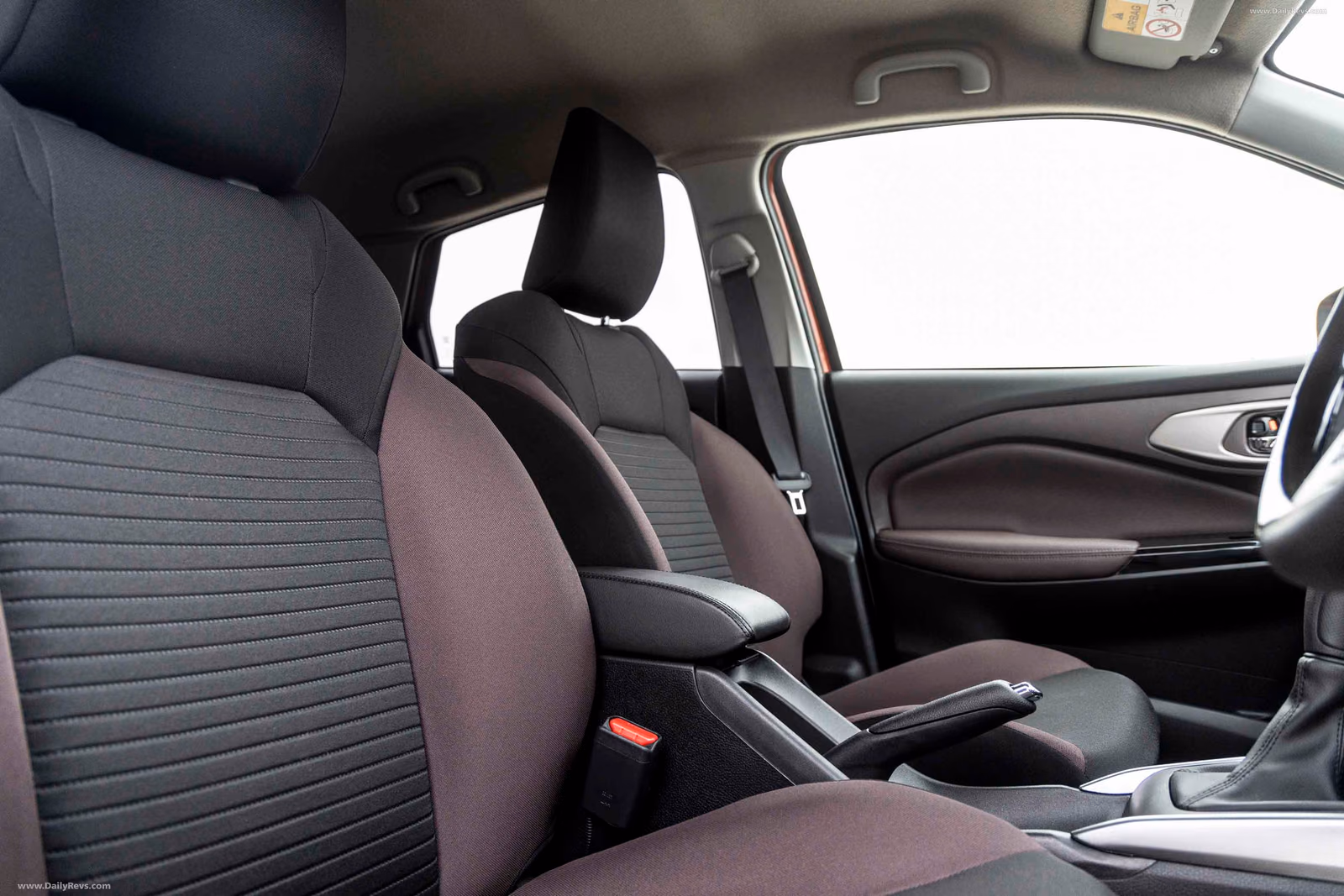 Передние кресла Suzuki Fronx через открытую дверь