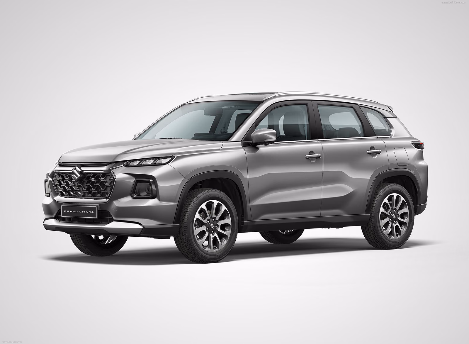 Suzuki Grand Vitara в серебристом цвете — спереди в три четверти