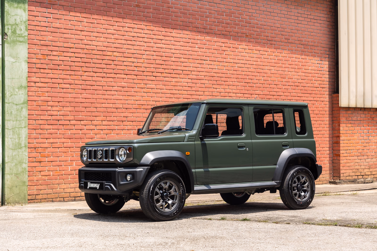 Suzuki Jimny — спереди в три четверти