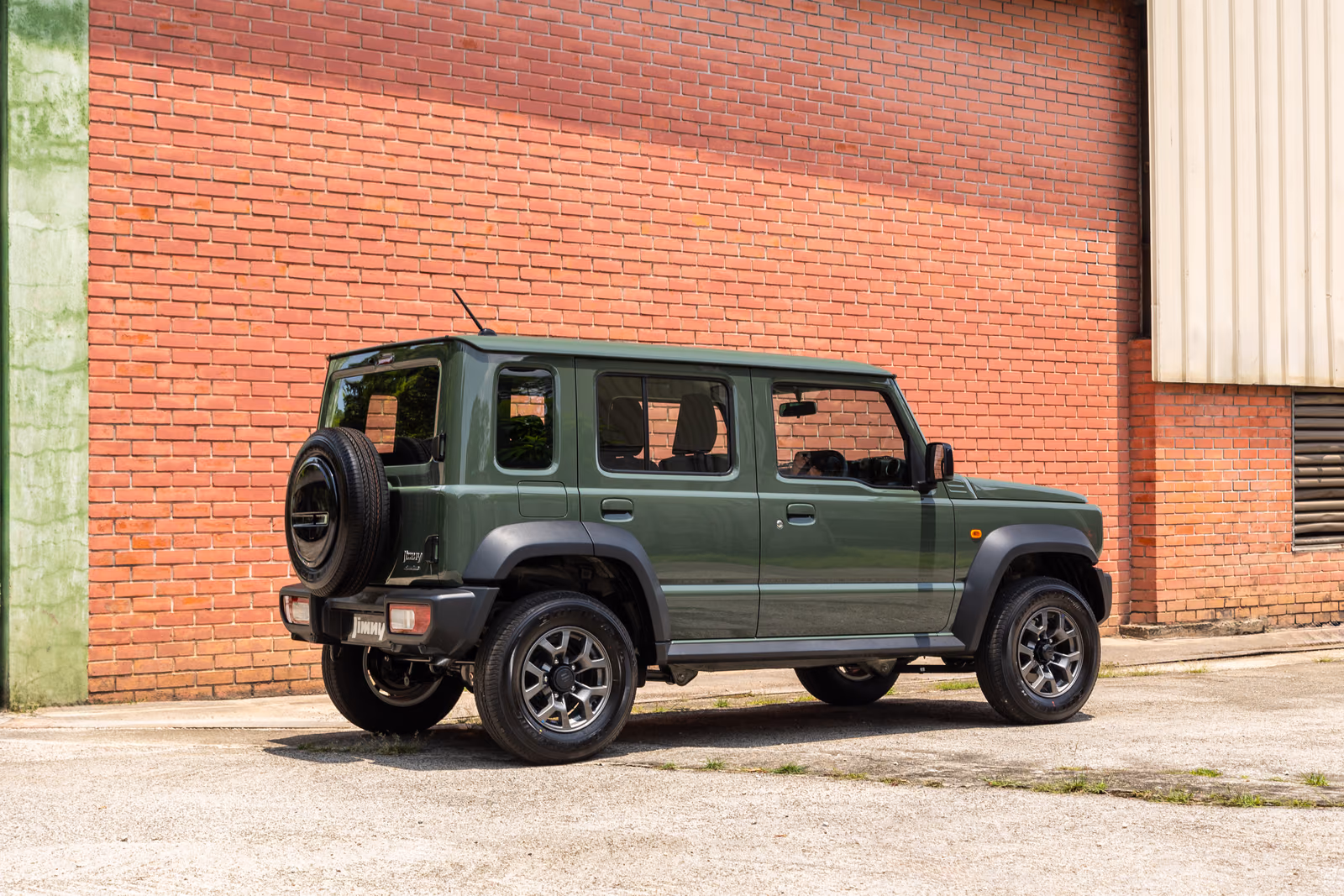 Suzuki Jimny — вид сзади в три четверти