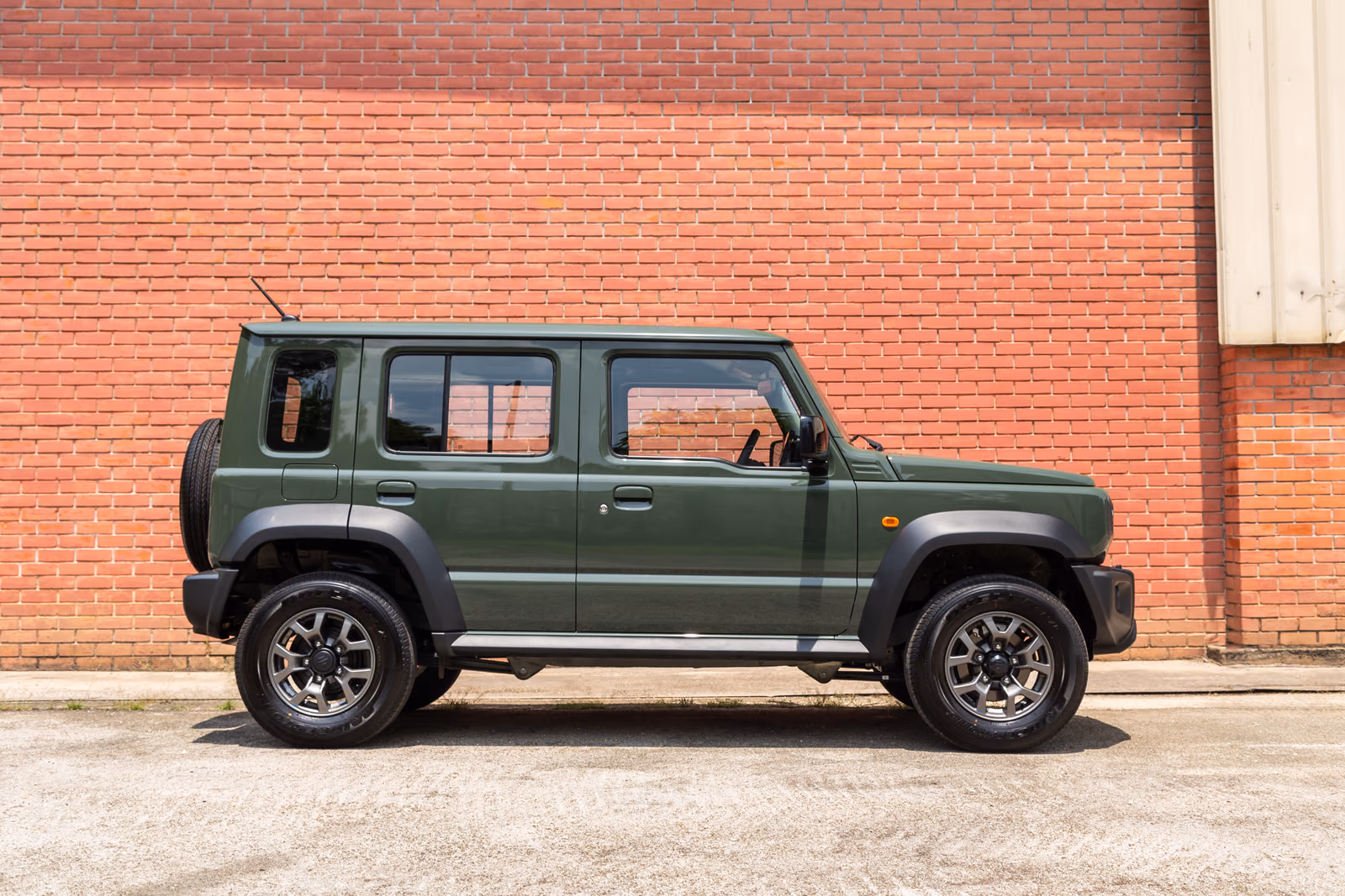 Suzuki Jimny — вид сбоку
