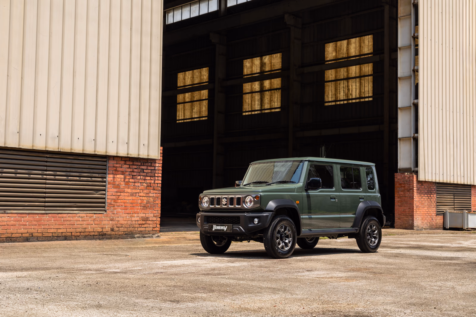 Suzuki Jimny — вид сзади в три четверти