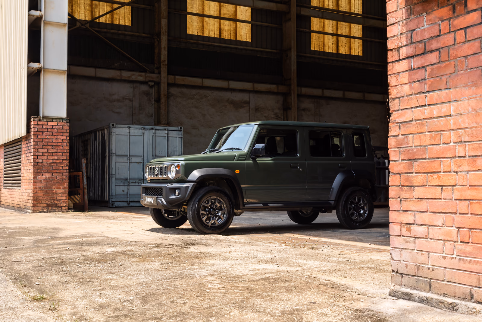 Suzuki Jimny — вид сбоку