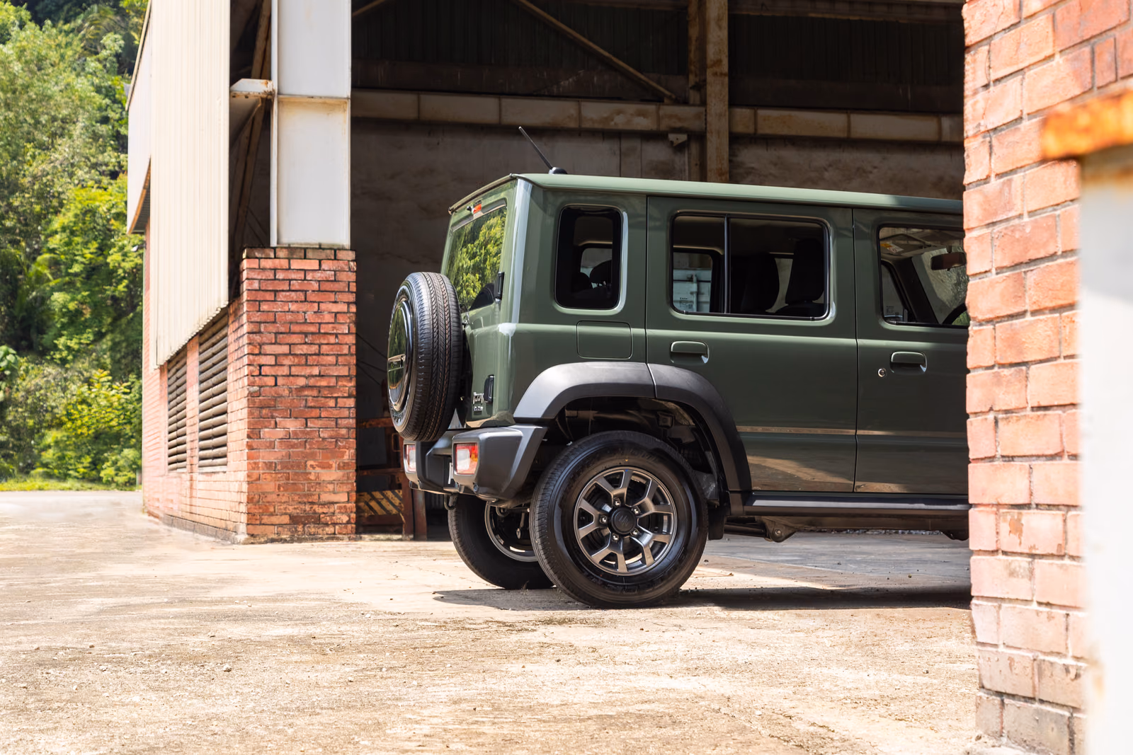 Suzuki Jimny — вид сзади
