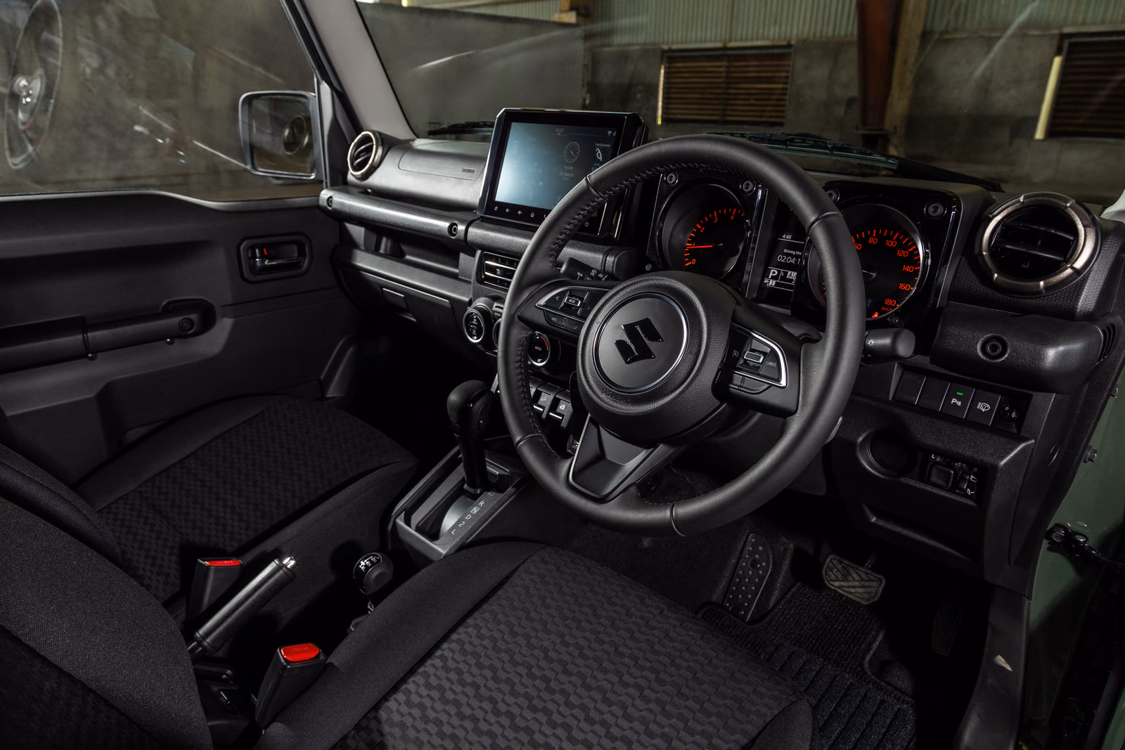 Suzuki Jimny — передняя панель и руль