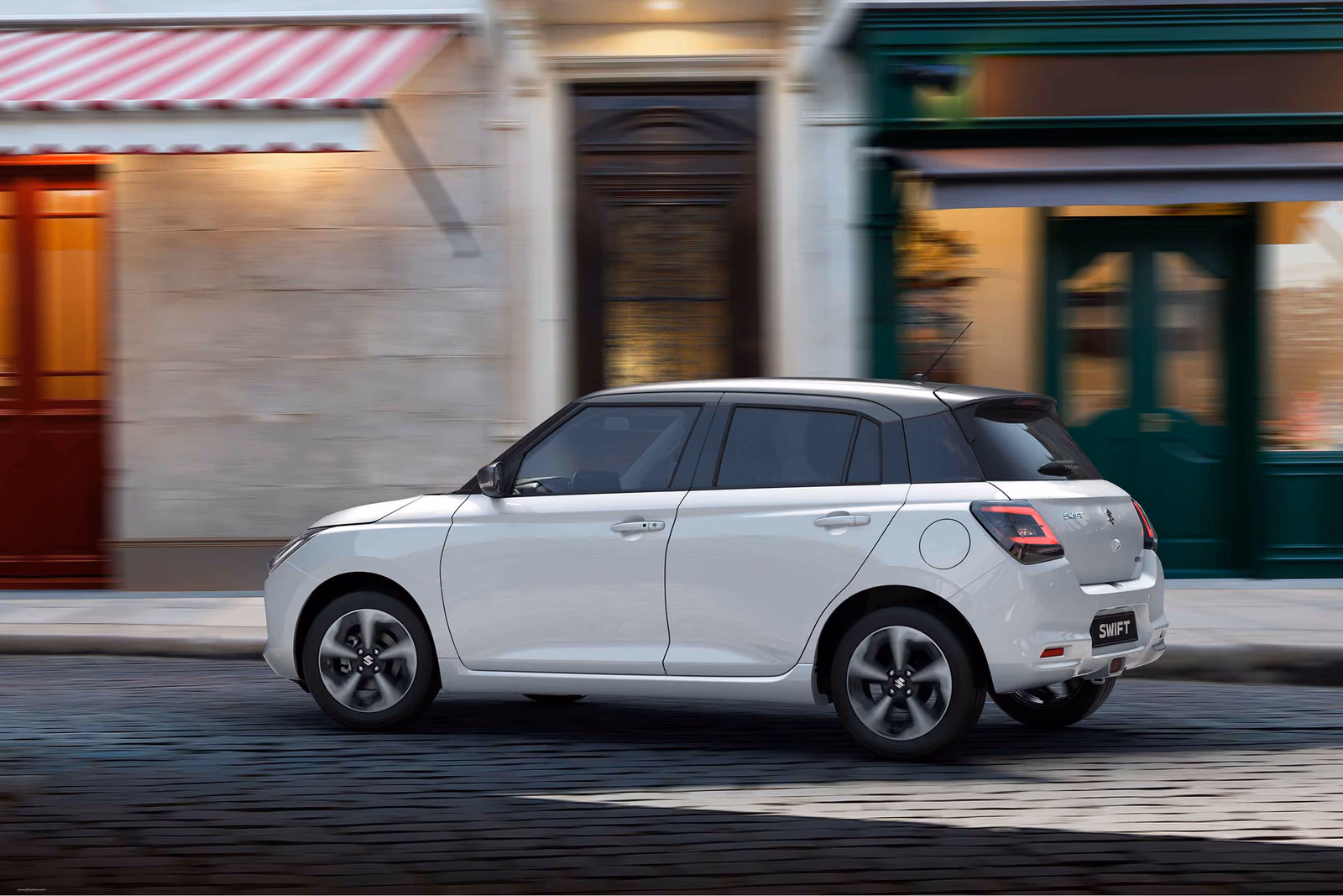 Белый Suzuki Swift на улице города