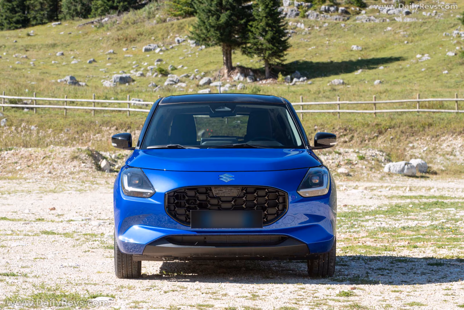 Suzuki Swift — вид спереди на горной дороге