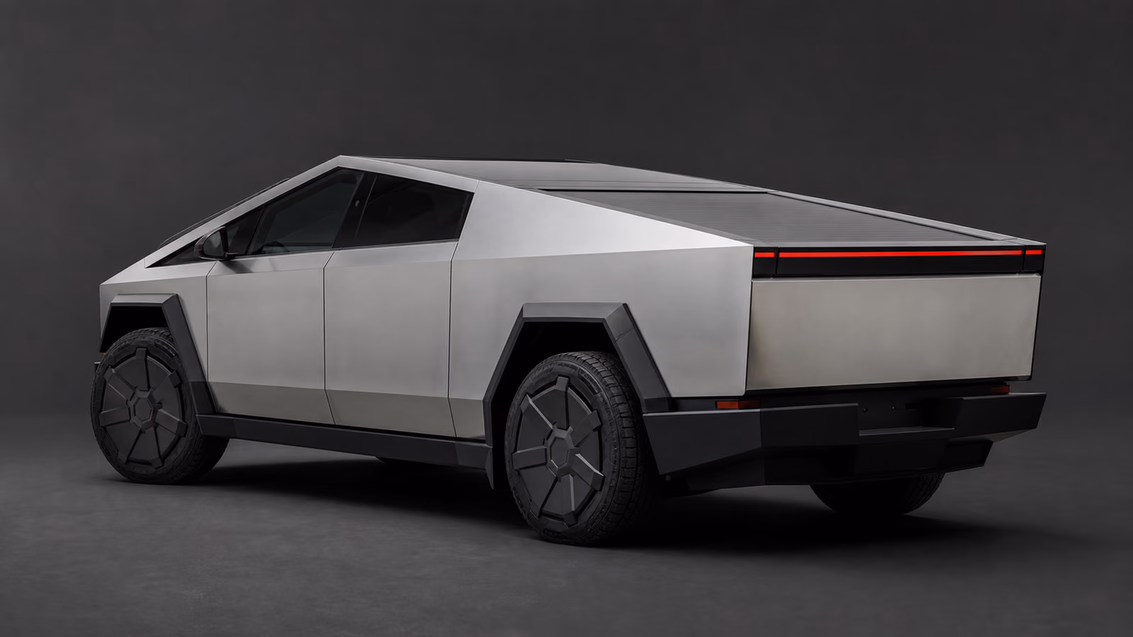 Tesla Cybertruck сзади в три четверти