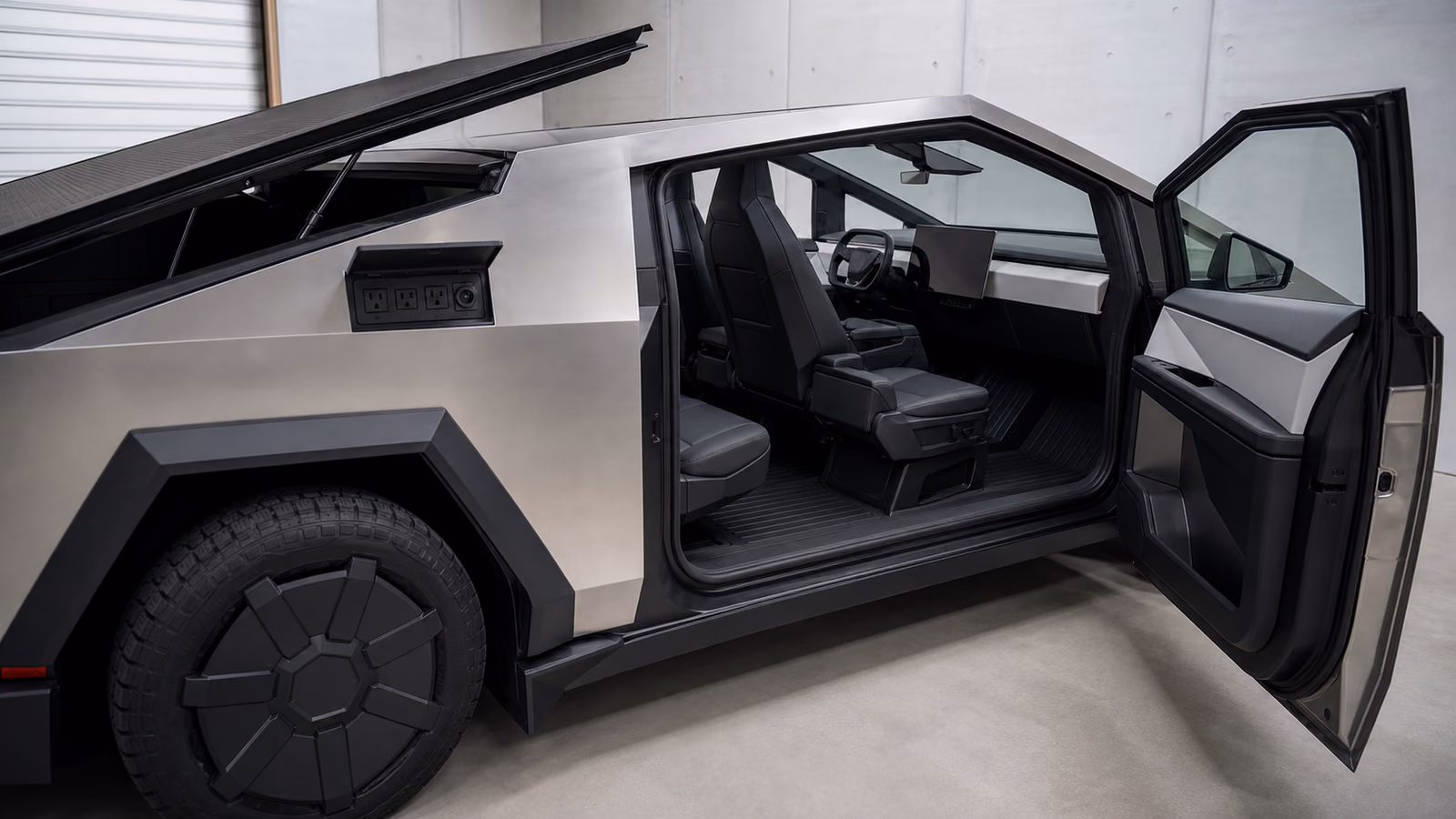 Руль-штурвал и розетки в грузовом отсеке Tesla Cybertruck