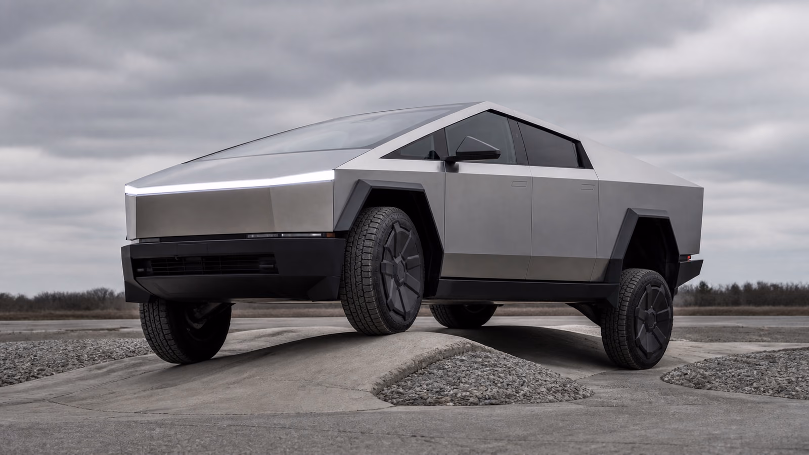 Tesla Cybertruck на полигоне проверки пневмоподвески и поворотной задней оси