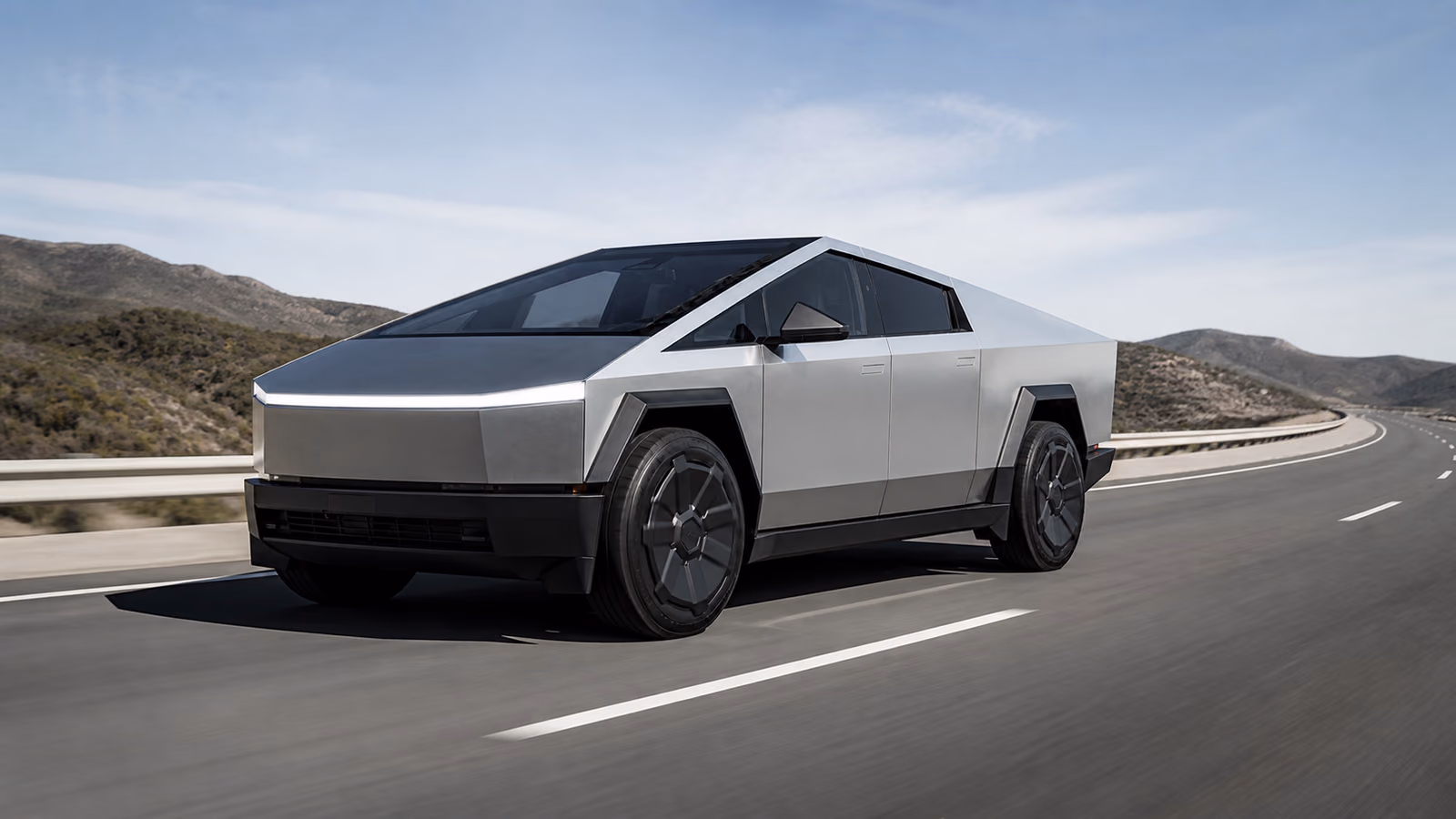 Tesla Cybertruck на извилистой трассе с поворотной задней осью и восемью камерами