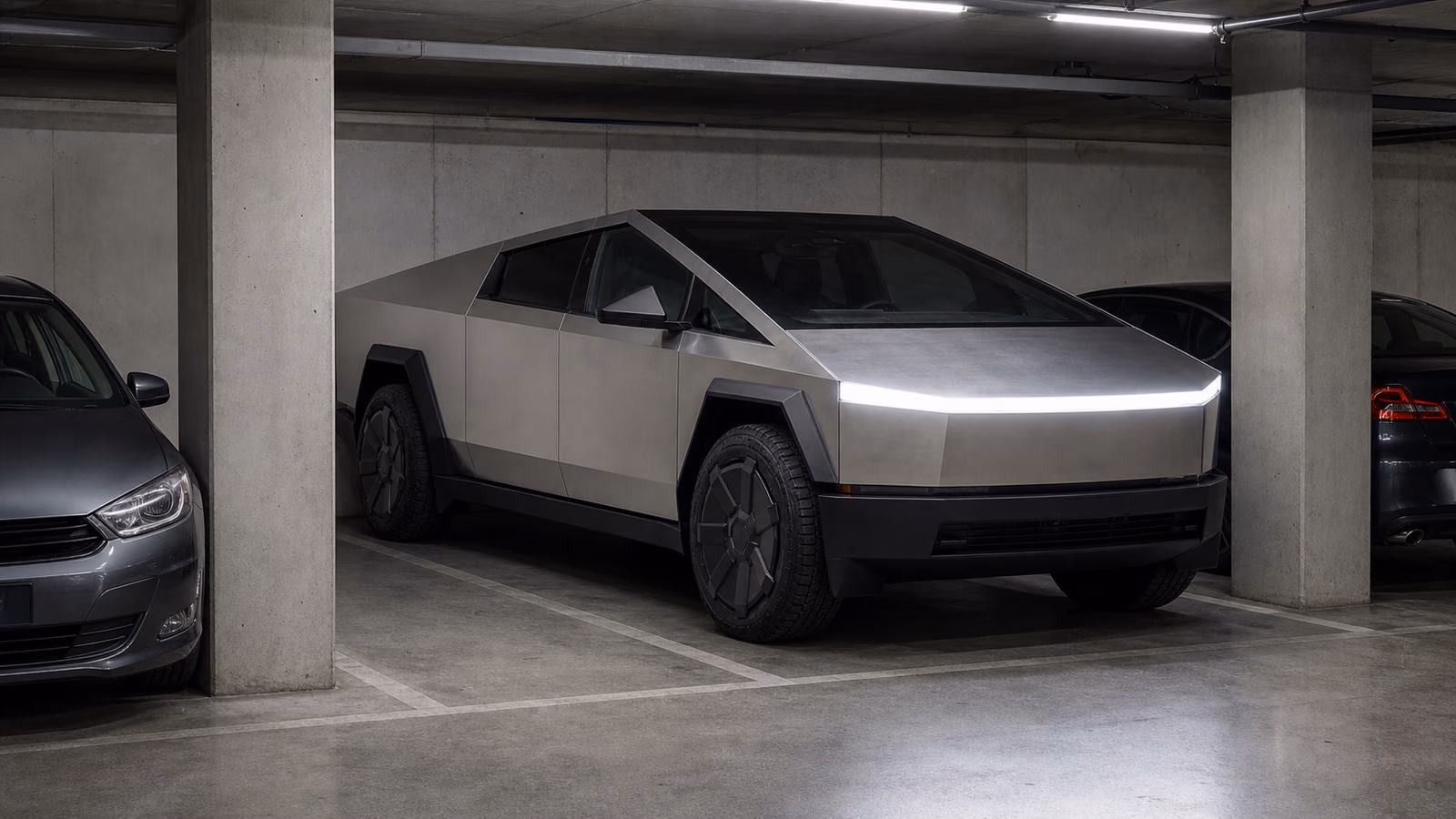 Tesla Cybertruck на тесной городской парковке