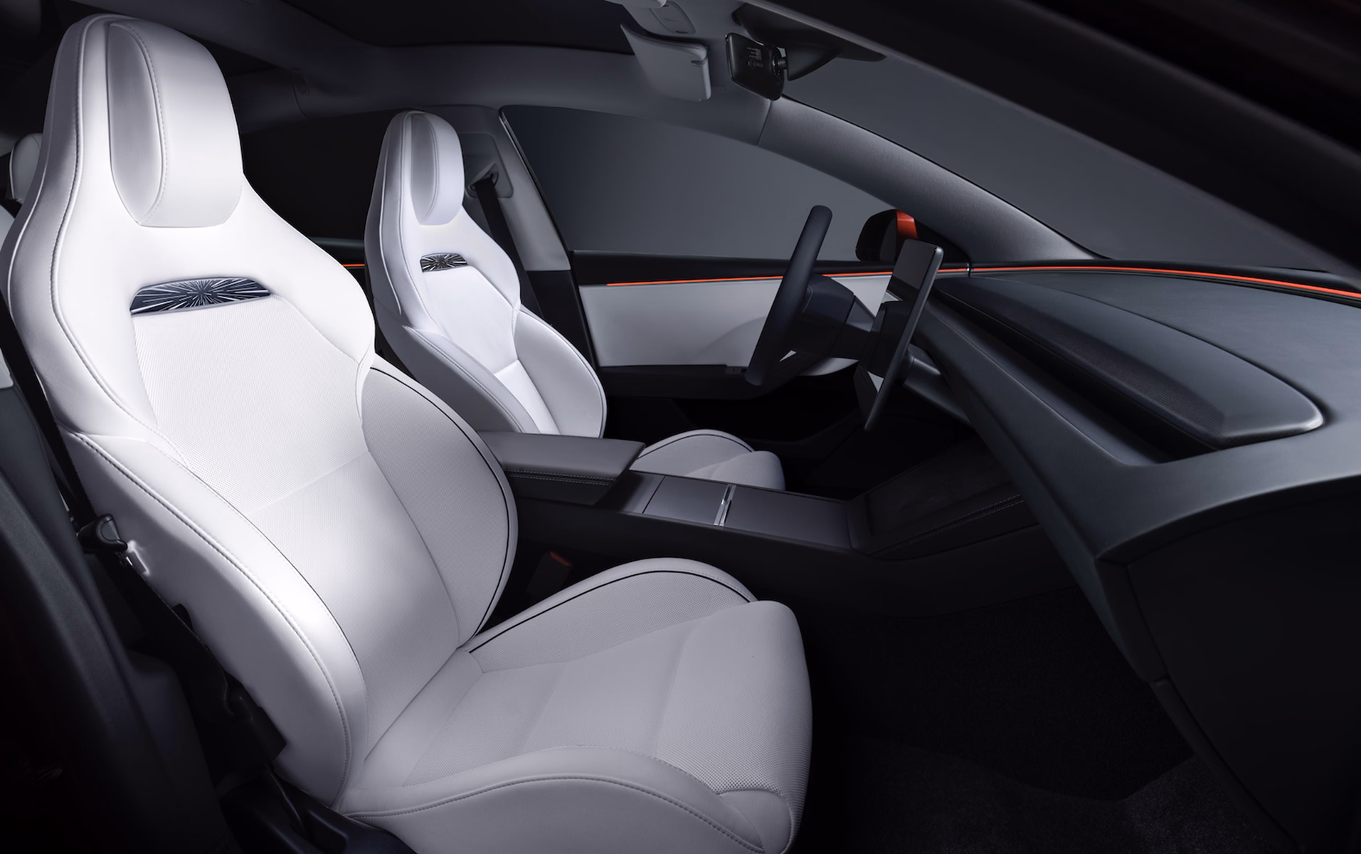 Салон Tesla Model 3: передние кресла, руль и передняя панель