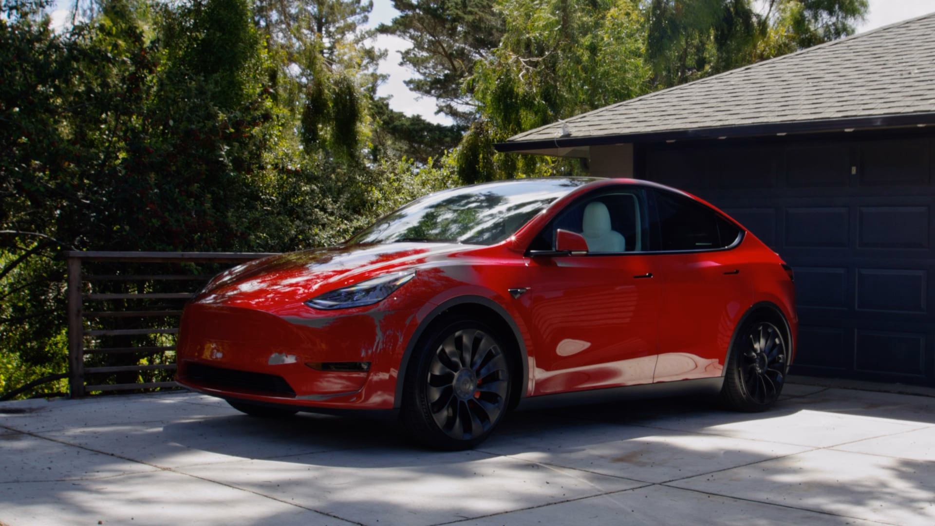 Tesla Model 3 на загородной дороге
