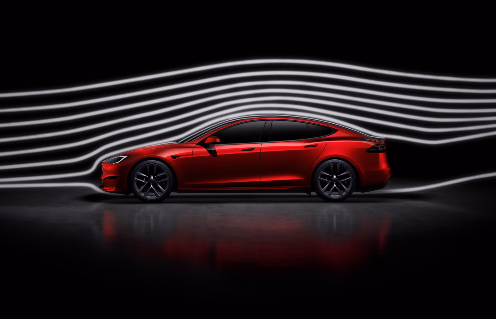 Красный Tesla Model S в аэродинамической студии, вид сбоку