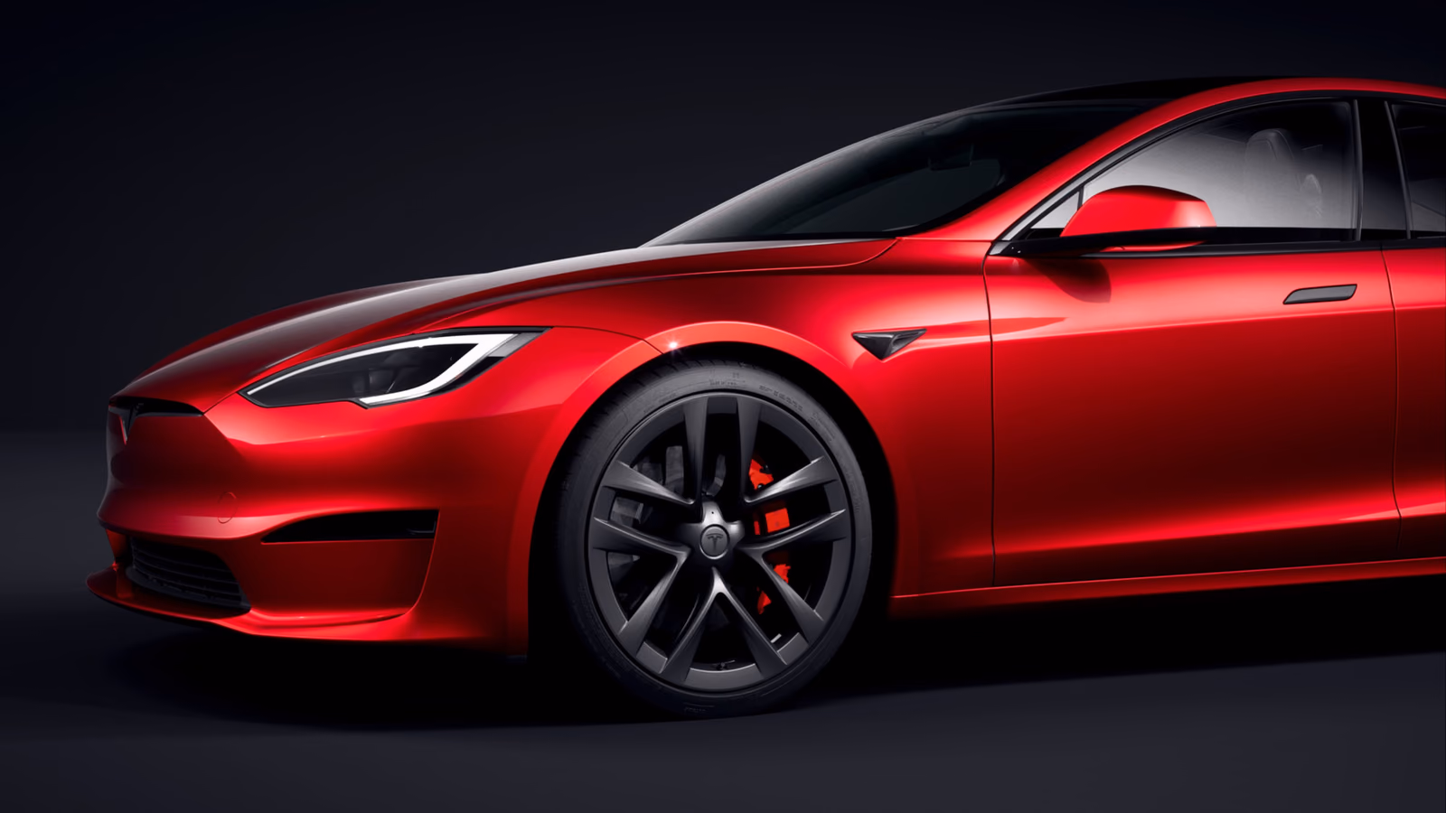 Красный Tesla Model S, вид спереди в три четверти
