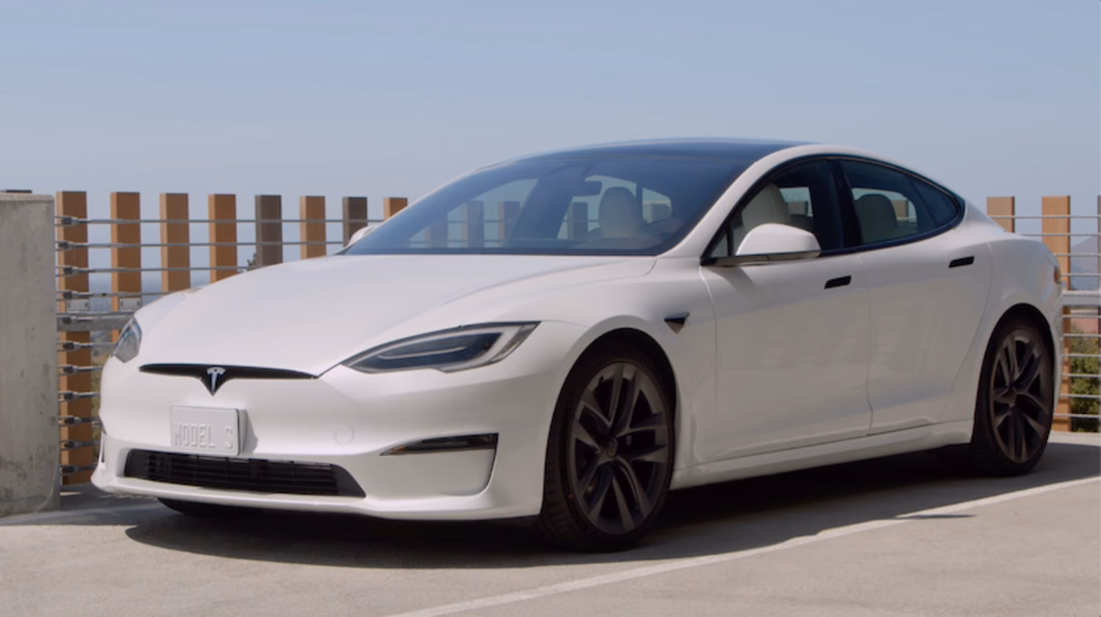 Белый Tesla Model S на открытой площадке
