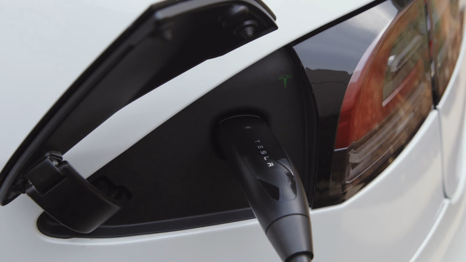 Зарядный разъём Tesla Model S