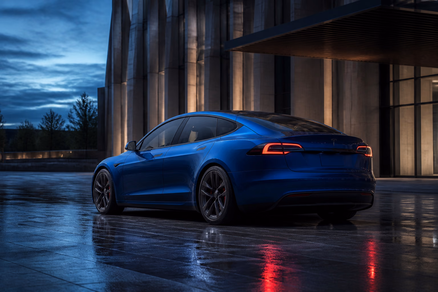Tesla Model S у премиальной городской архитектуры после дождя