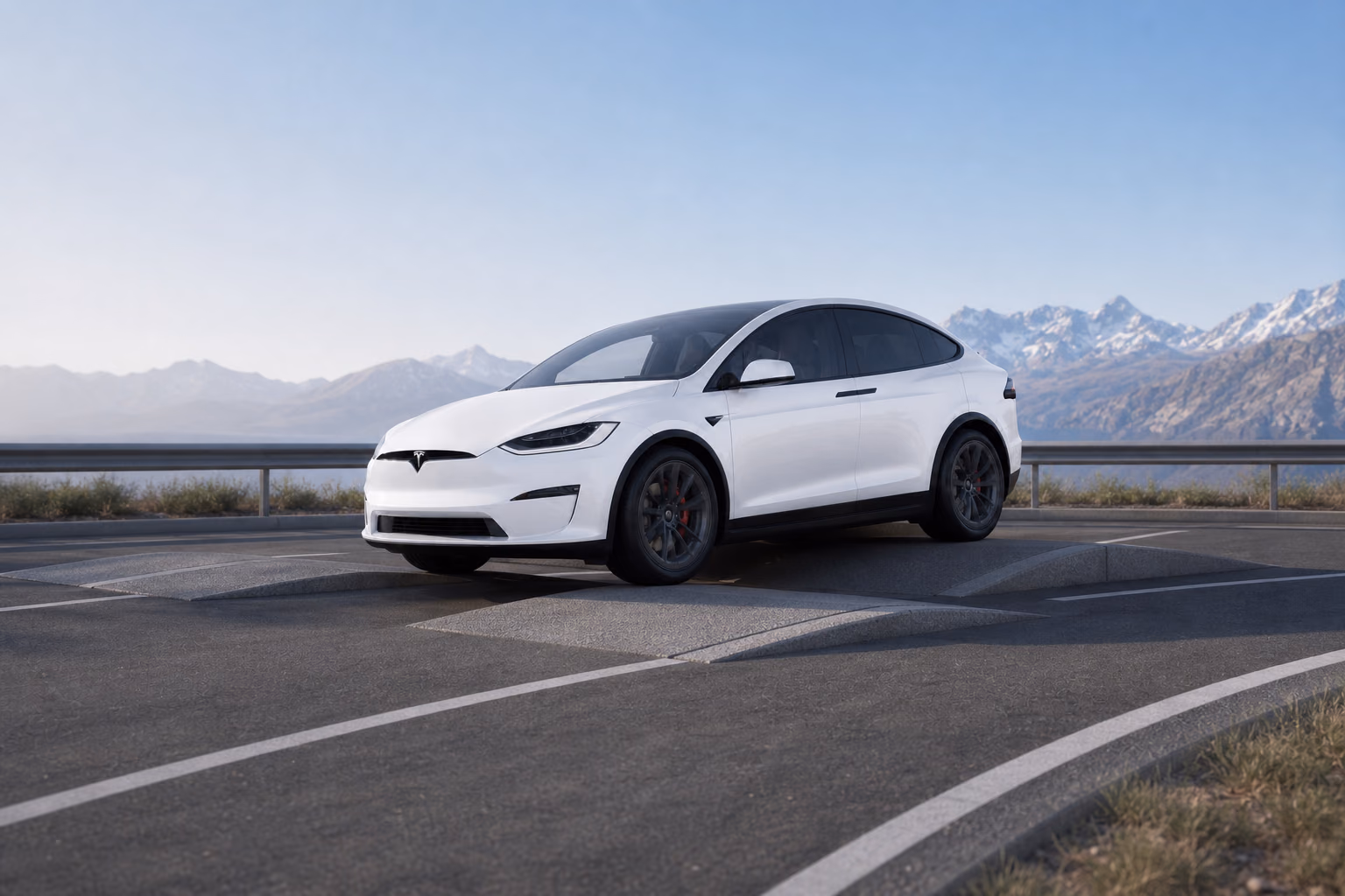 Белая Tesla Model X на площадке у горной дороги