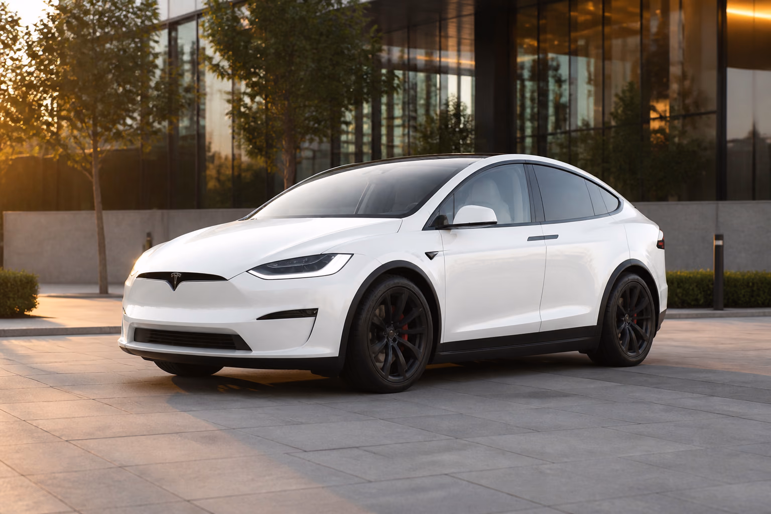 Белая Tesla Model X у современного бизнес-центра