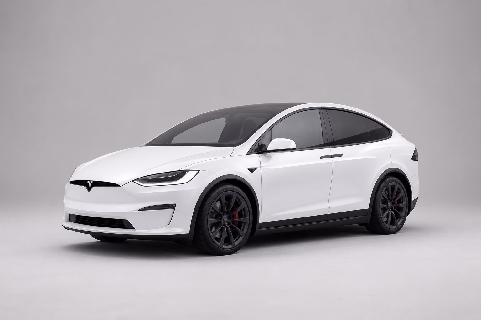 Белая Tesla Model X в светло-серой студии