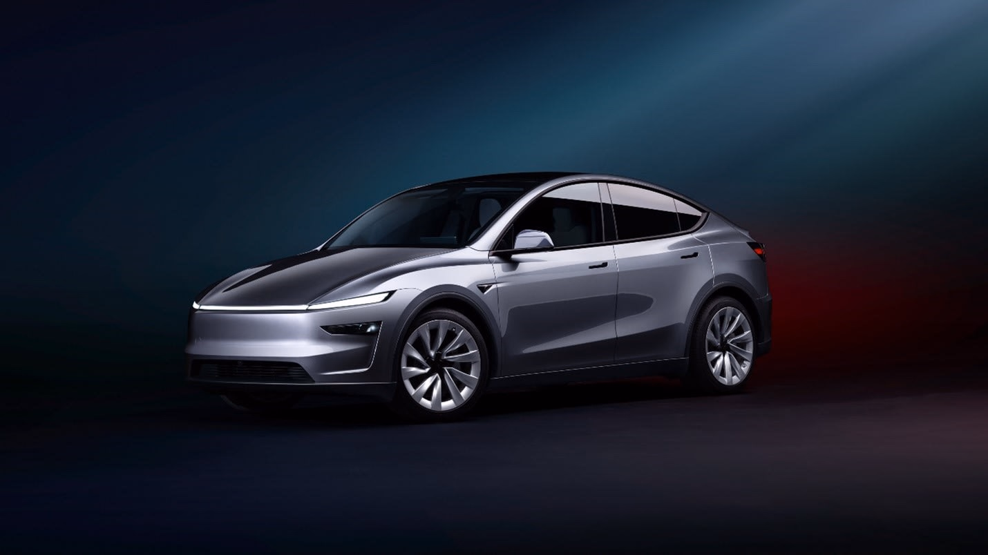Tesla Model Y Juniper — вид спереди в три четверти