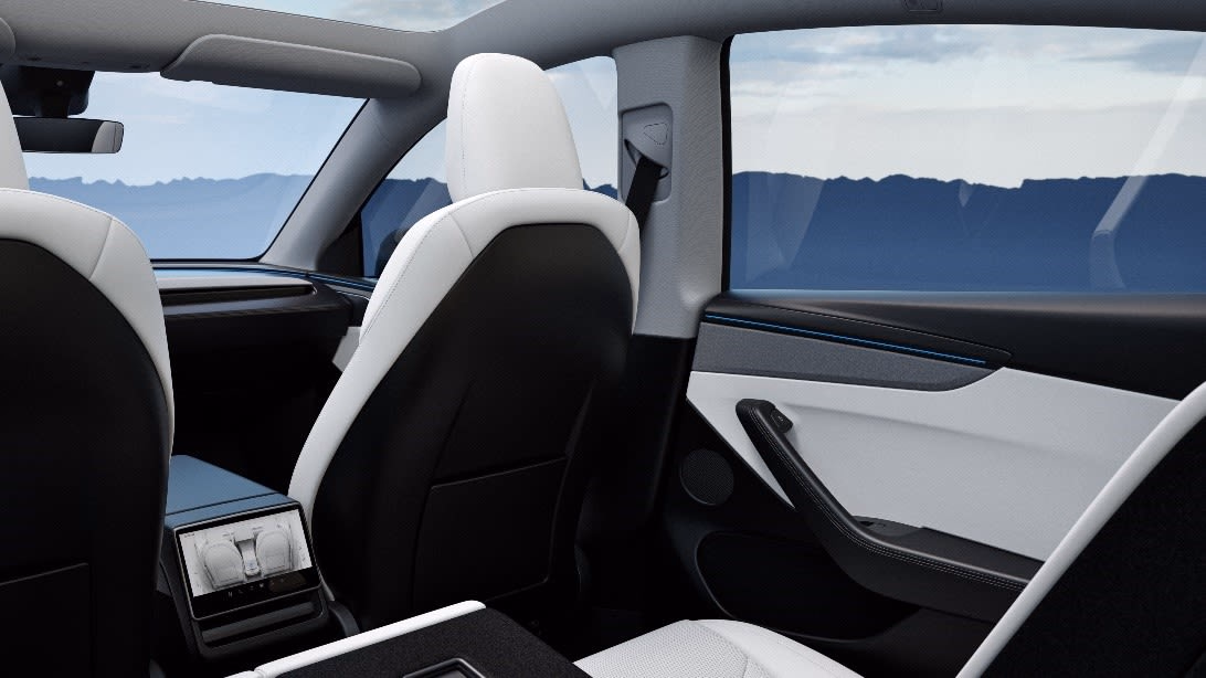 Задний ряд и пассажирский экран Tesla Model Y