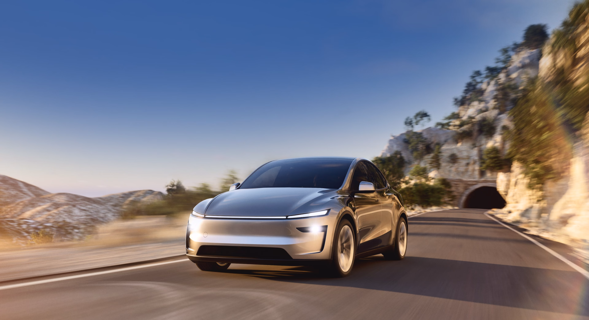 Tesla Model Y на извилистой дороге