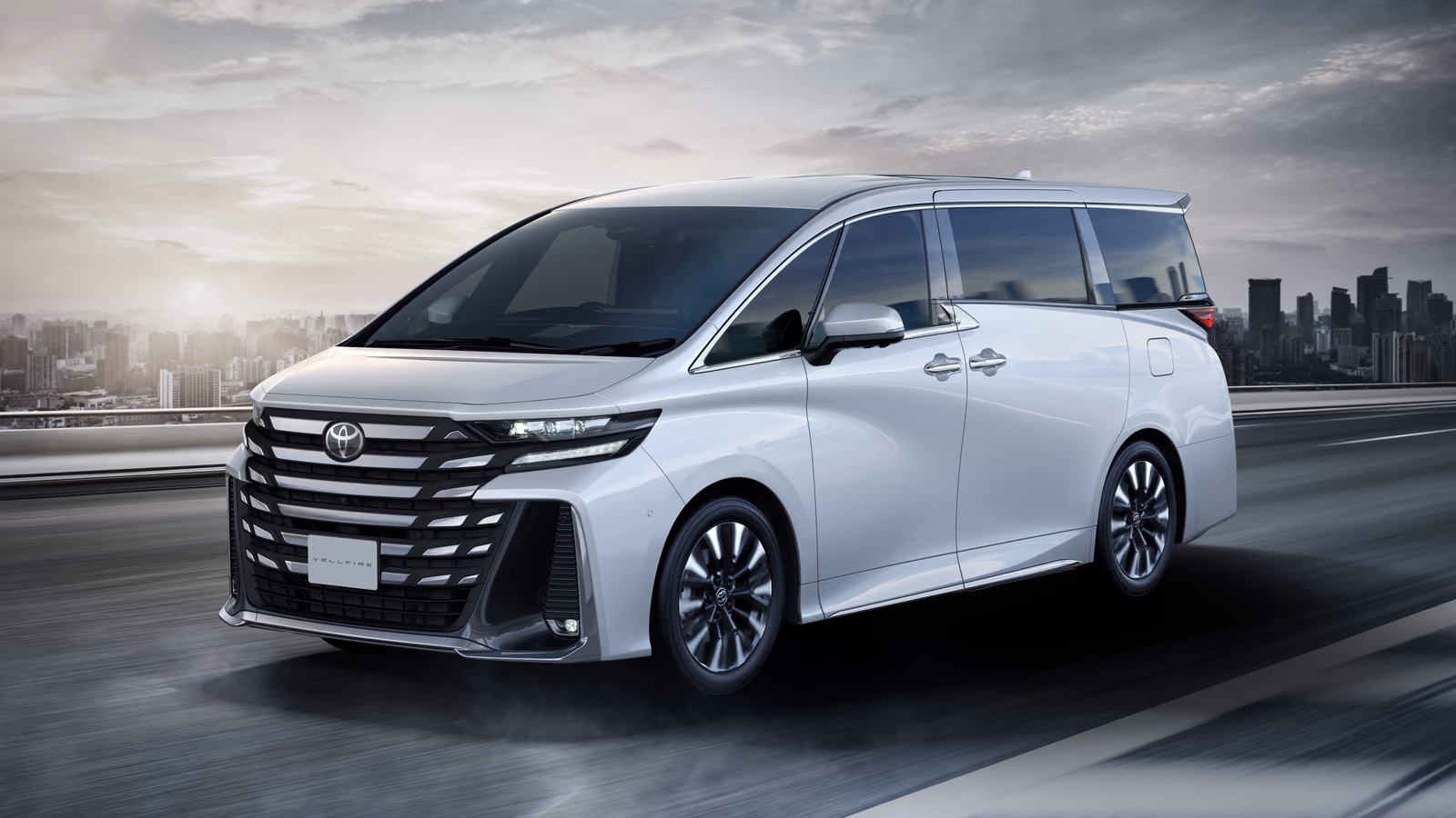 Toyota Alphard AH40 — белый кузов в движении спереди в три четверти