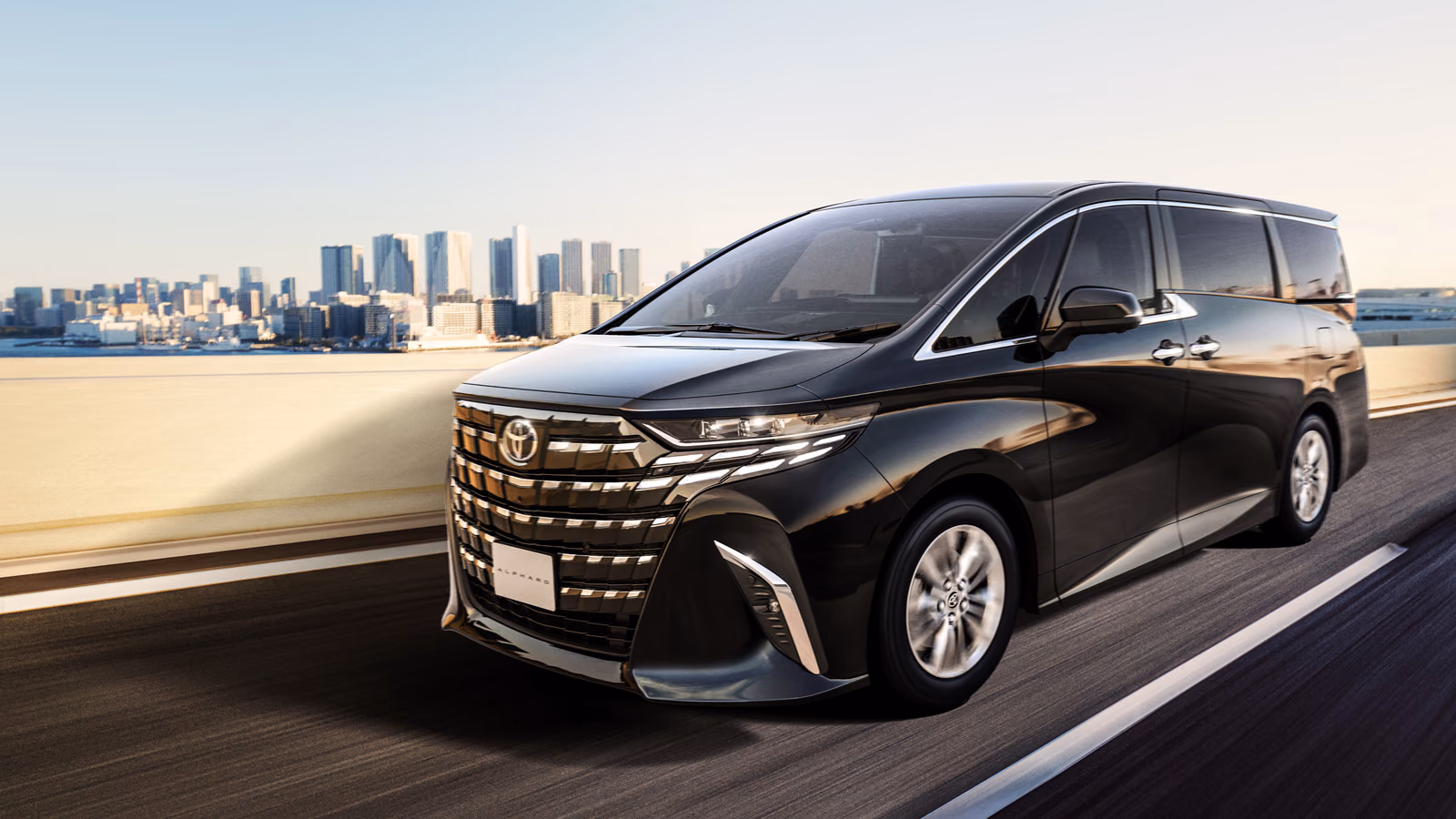 Toyota Alphard AH40 — чёрный кузов в движении спереди в три четверти