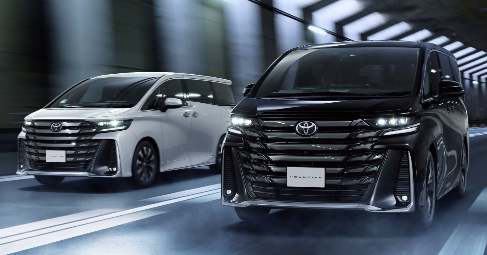 Toyota Alphard — спереди в три четверти