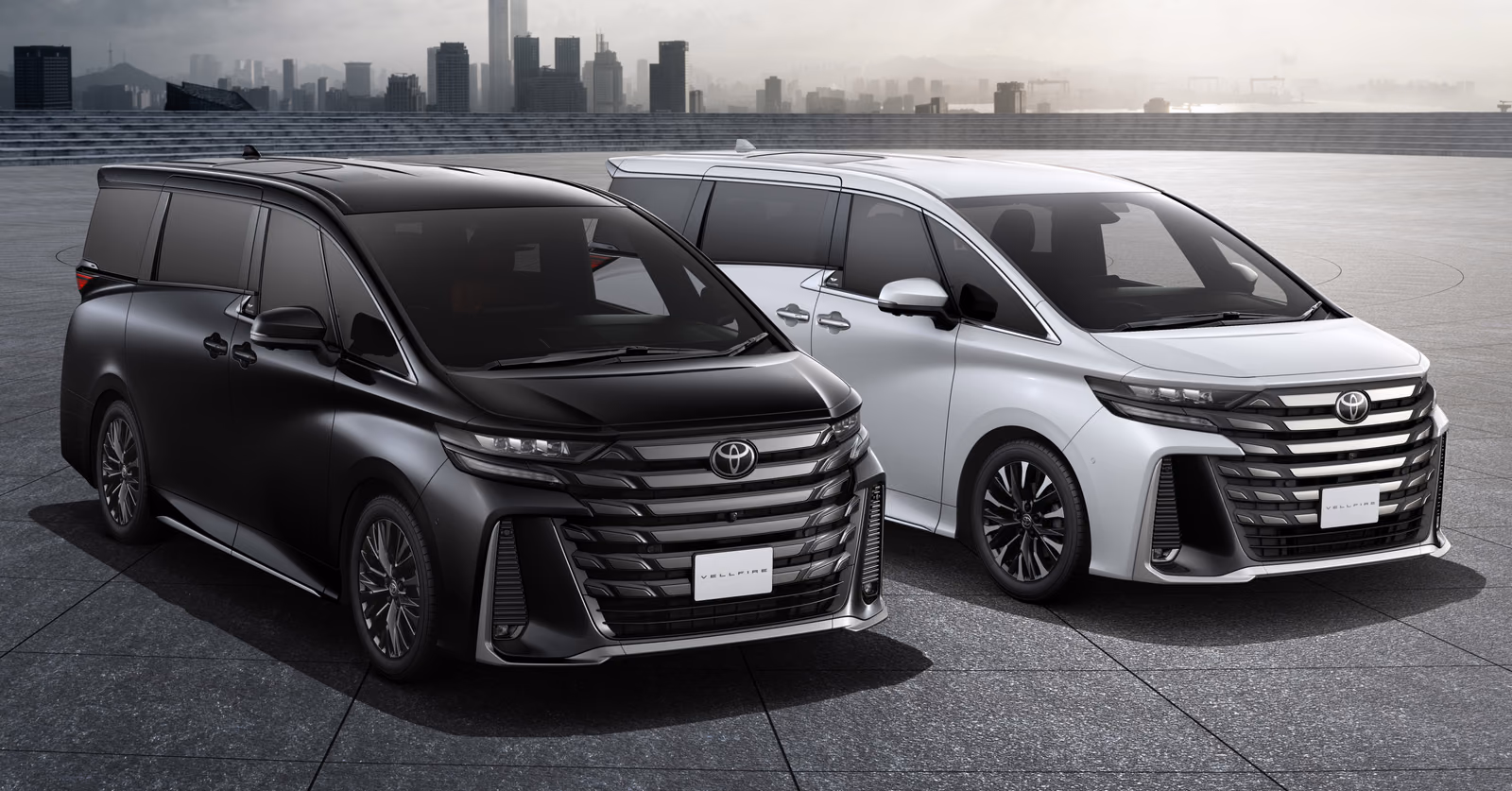 Toyota Alphard — вид сзади в три четверти