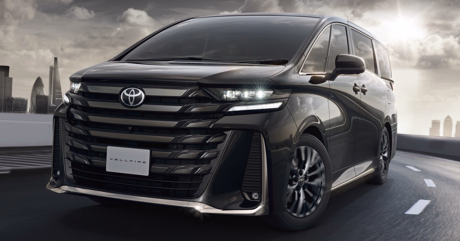 Toyota Alphard — вид сзади